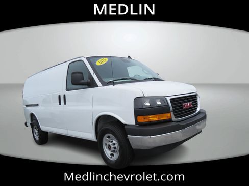 Used 2025 GMC Savana 3500 w/ Driver Convenience Package RWD image 3