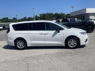 Used 2024 Chrysler Pacifica Touring-L FWD video 3