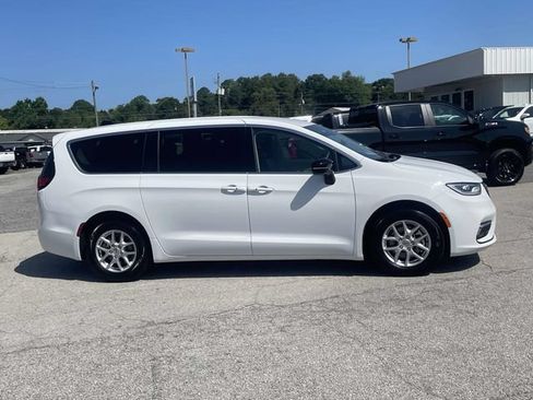 Used 2024 Chrysler Pacifica Touring-L FWD image 3