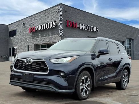 Used 2020 Toyota Highlander XLE image 1