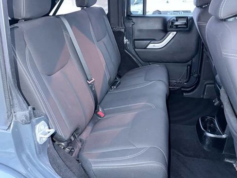 Used 2017 Jeep Wrangler Unlimited Sahara w/ Connectivity Group AWD/4WD image 12