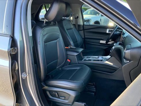Used 2022 Ford Explorer XLT w/ Equipment Group 202A image 9