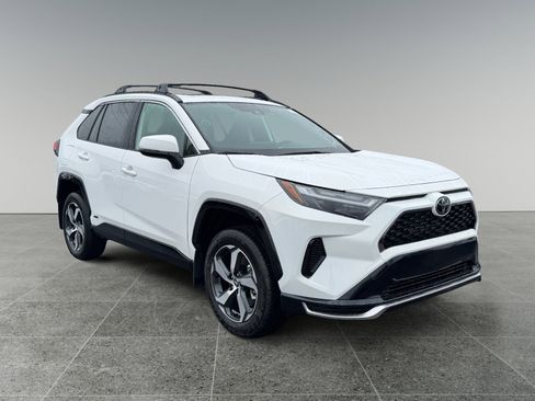 New 2025 Toyota RAV4 SE image 7