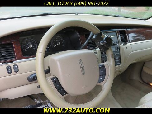 Used 2007 Lincoln Town Car Signature RWD image 24