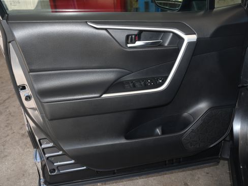 Used 2021 Toyota RAV4 XLE image 9