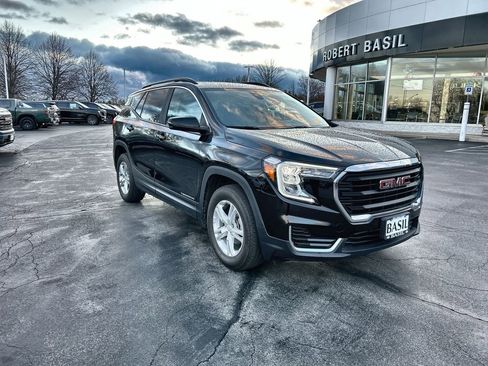 Used 2023 GMC Terrain SLE w/ Driver Convenience Package image 2