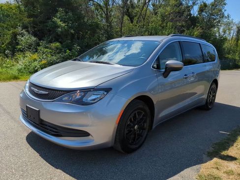 Used 2021 Chrysler Voyager Lxi image 2