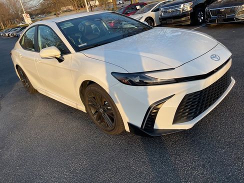 Used 2025 Toyota Camry SE w/ Convenience Package image 4