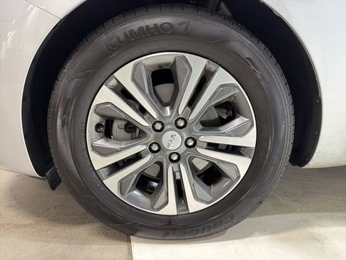 Used 2019 Kia Sedona SX image 9