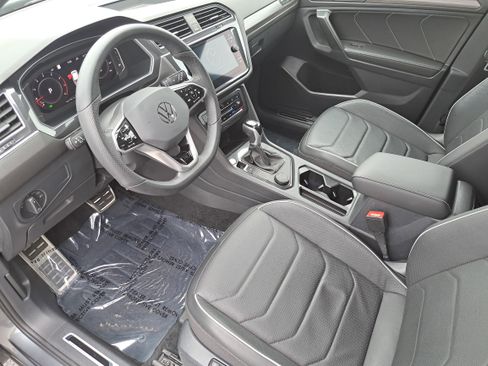 Certified 2024 Volkswagen Tiguan SEL R-Line image 16
