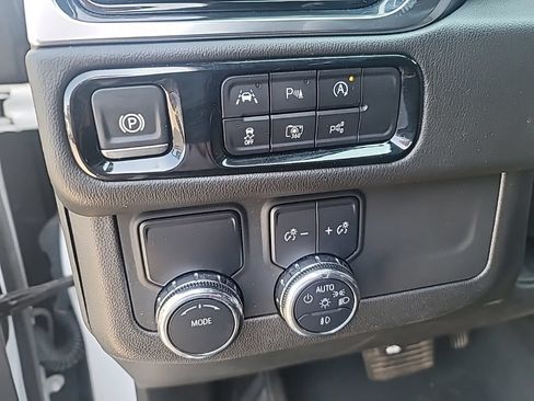 Used 2025 GMC Yukon Denali RWD image 17