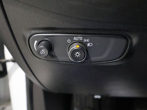 Used 2020 Chevrolet Equinox LS image 32