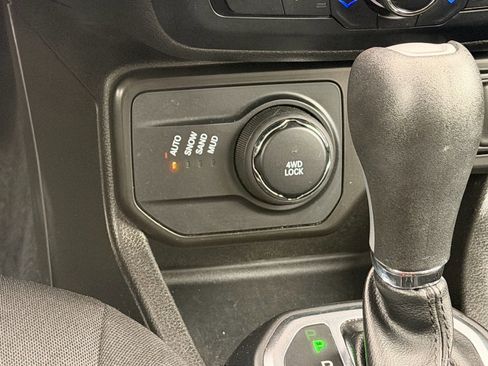 Used 2023 Jeep Renegade Latitude AWD/4WD image 18
