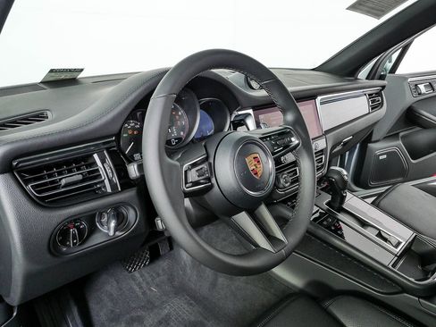 Certified 2026 Porsche Macan AWD/4WD image 4
