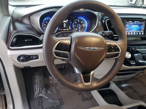 Used 2019 Chrysler Pacifica LX image 11