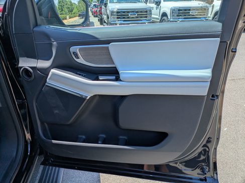 Certified 2025 Ford Expedition Max Platinum w/ Driver's Package AWD/4WD image 39