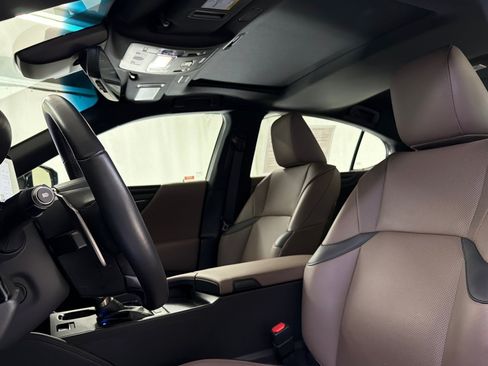 Used 2025 Lexus ES 300h w/ Premium Package FWD image 21