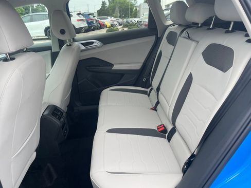 New 2026 Volkswagen Taos SE FWD image 22