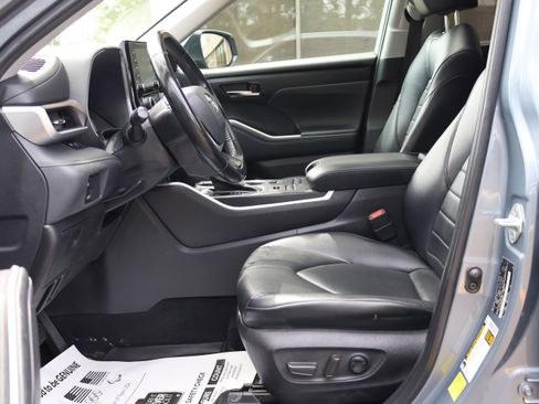 Used 2022 Toyota Highlander XLE AWD/4WD image 22