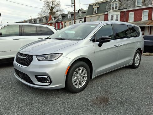 New 2026 Chrysler Pacifica Select FWD image 3