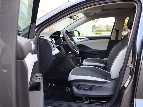 Used 2025 Volkswagen Taos SE w/ Panoramic Sunroof Package image 12