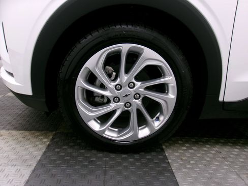 New 2027 Chevrolet Bolt LT w/ Comfort Package FWD image 13