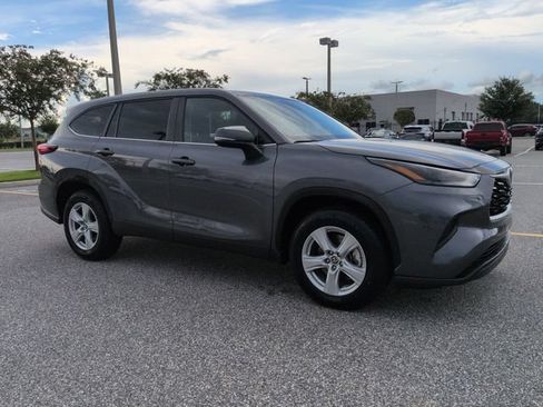 Used 2023 Toyota Highlander L FWD image 1
