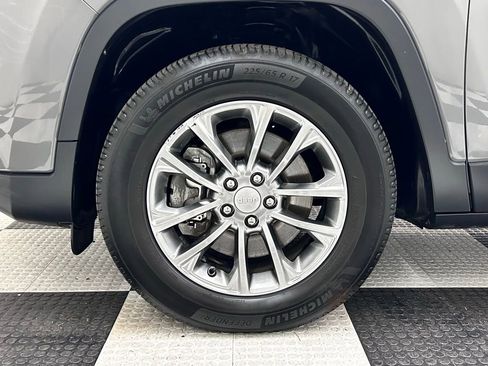 Certified 2019 Jeep Cherokee Latitude Plus AWD/4WD image 8
