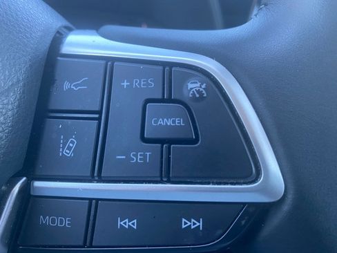 Used 2023 Toyota Highlander LE image 23