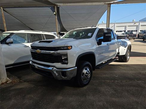 Used 2025 Chevrolet Silverado 3500 LT image 1