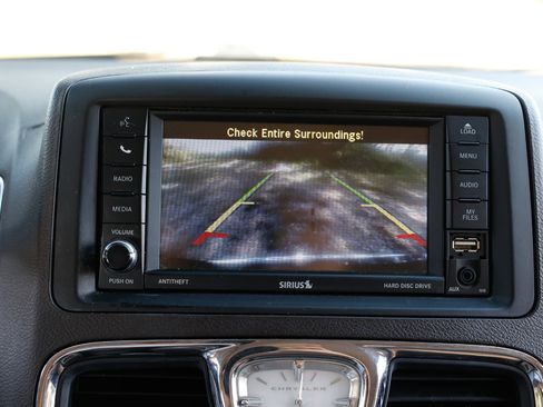 Used 2016 Chrysler Town & Country Touring image 37