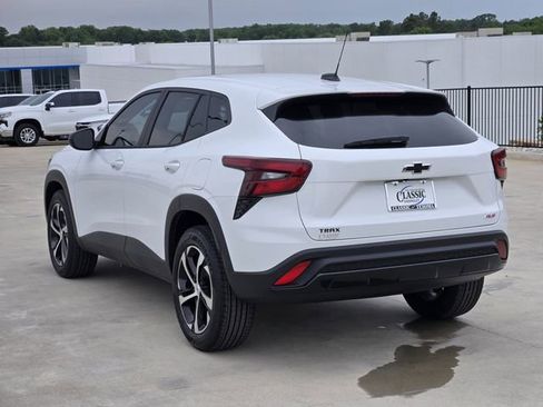 New 2026 Chevrolet Trax RS w/ Sunroof Package FWD image 4