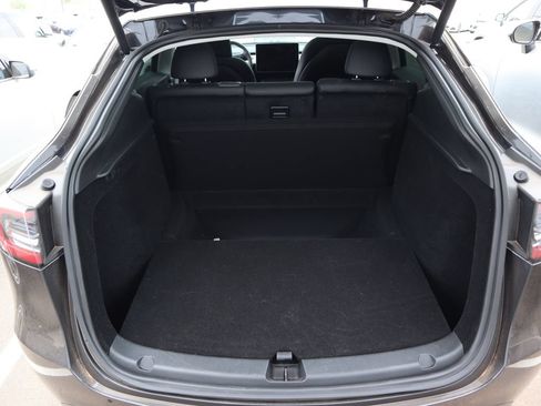 Used 2024 Tesla Model Y 2WD image 11