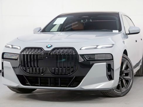 Used 2024 BMW i7 xDrive60 w/ Premium Package image 3