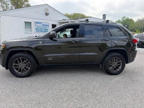 Used 2017 Jeep Grand Cherokee Laredo image 2