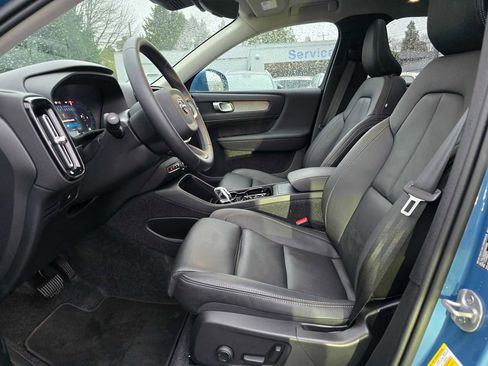 Used 2025 Volvo XC40 B5 Plus image 20