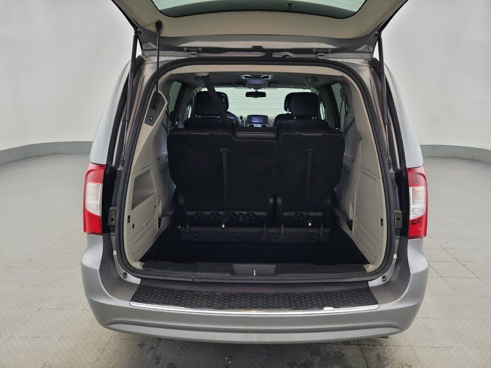 Used 2016 Chrysler Town & Country Touring FWD image 29