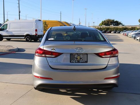 Used 2017 Hyundai Elantra SE image 4