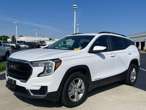 Used 2023 GMC Terrain SLE w/ Driver Convenience Package FWD image 3
