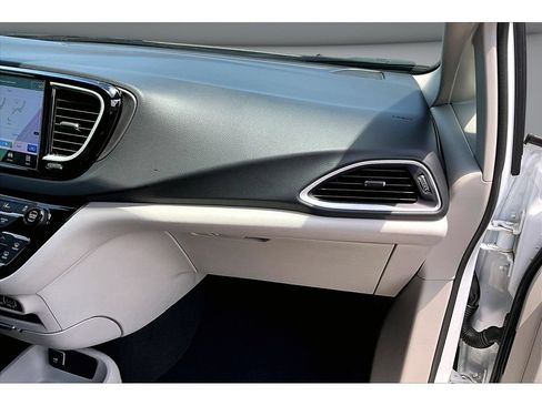 Used 2024 Chrysler Pacifica Touring-L FWD image 46