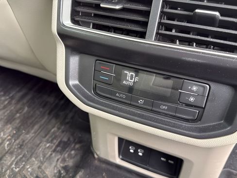 Used 2025 Volkswagen Atlas SE image 23