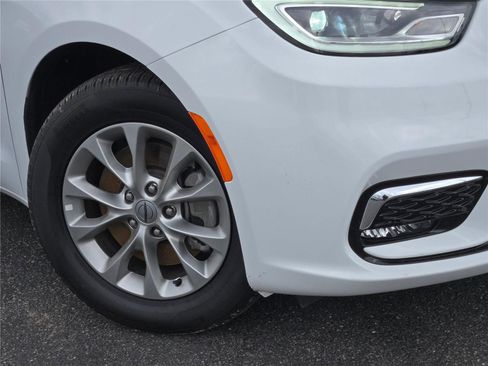 Used 2024 Chrysler Pacifica Touring-L AWD/4WD image 3