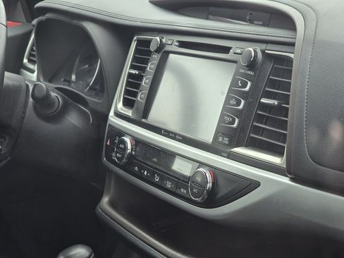 Used 2019 Toyota Highlander XLE AWD/4WD image 18