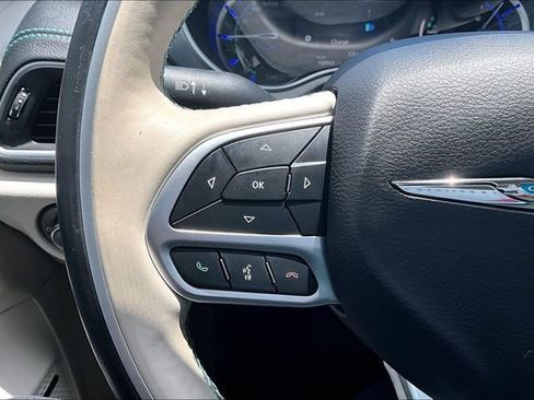 Used 2018 Chrysler Pacifica Limited FWD image 18