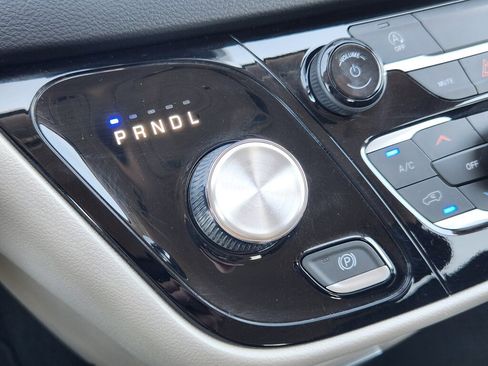 Used 2023 Chrysler Voyager LX image 25