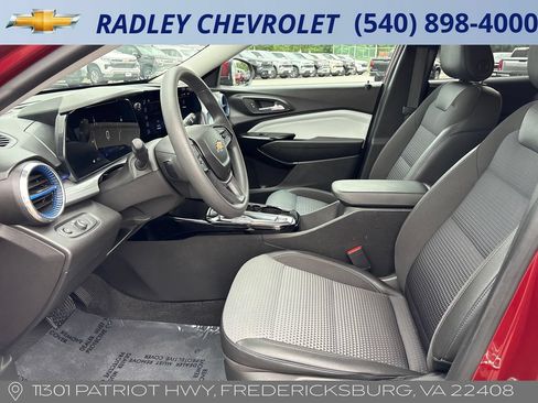 Used 2025 Chevrolet Trax LT FWD image 5