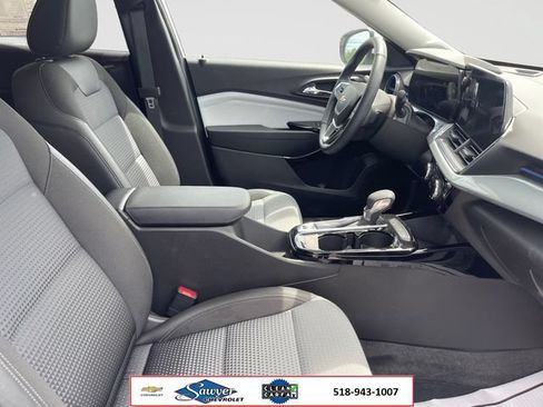 Used 2025 Chevrolet Trax LT w/ Driver Confidence Package FWD image 16