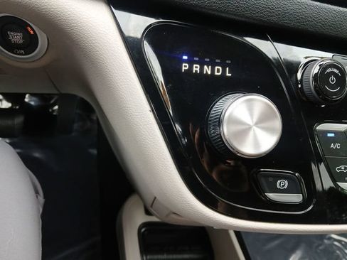 Used 2023 Chrysler Pacifica Touring-L FWD image 20
