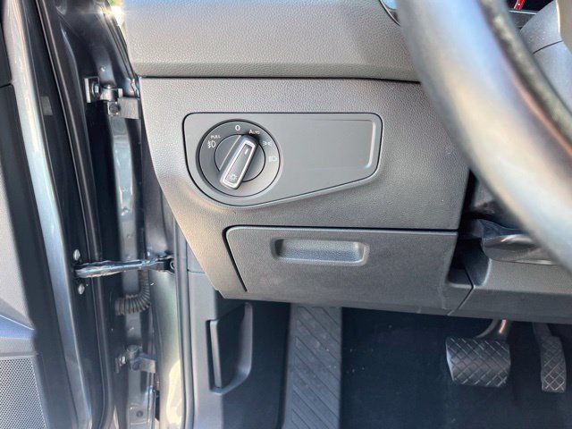 Used 2018 Volkswagen Tiguan SEL Premium FWD image 33