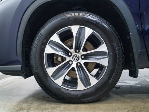 Used 2023 Toyota Highlander XLE AWD/4WD image 11
